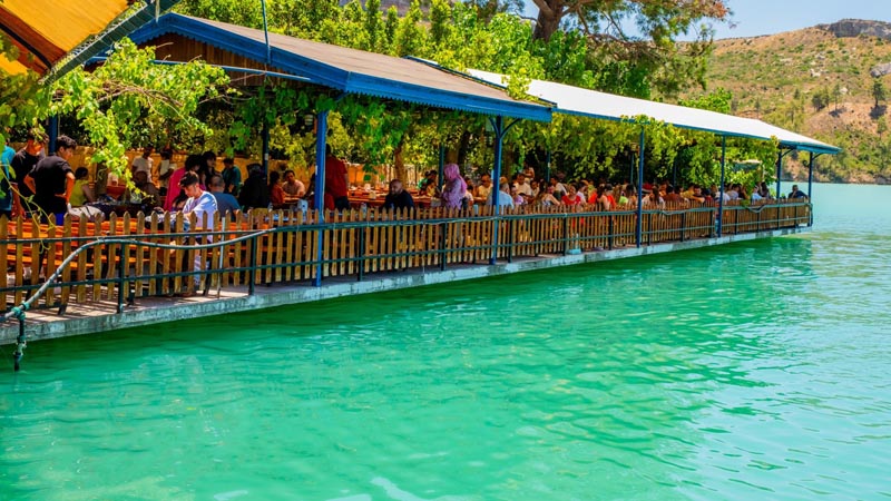 Side green canyon lake